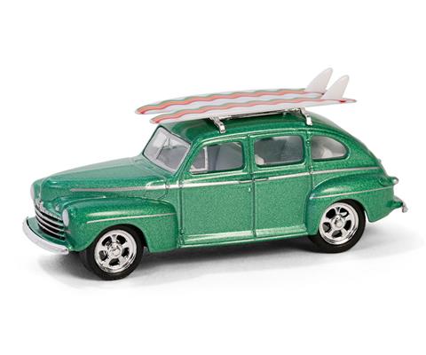 Greenlight Collectibles 1946 Ford Fordor Super Deluxe with Roff Rack and Surfboards